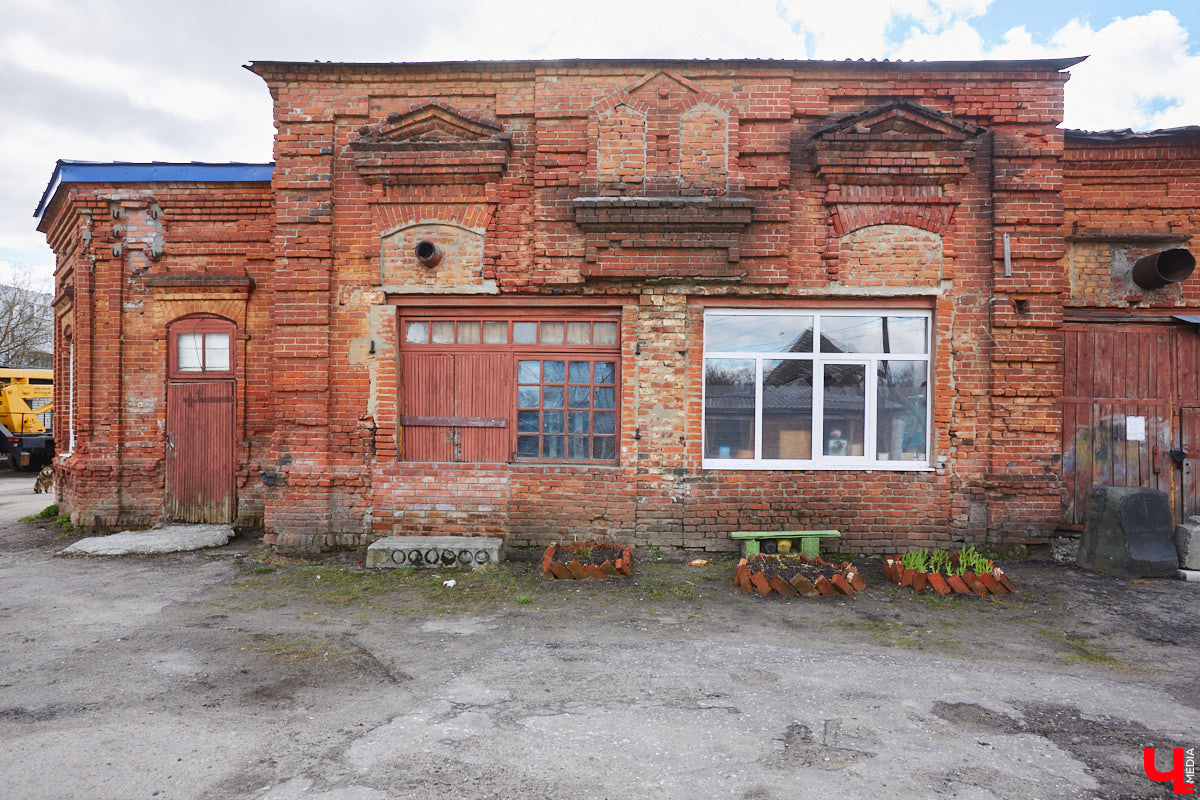 В 1905 году первая в истории города Владимира топонимическая комиссия составила список из пятидесяти пяти предполагаемых к переименованию улиц. Так, Куткин переулок становился Гоголевской улицей, Грабиловка — Набережной, Читалкин переулок — Покровской улицей, Летнеперевозинская — Рязанской, а Ременники — Немецкой. Да, именно в этом районе проживало наибольшее количество людей данной национальности. И именно здесь был их духовный центр — лютеранская кирха. Истории и быту немецкой колонии в дореволюционном Владимире и посвящена наша сегодняшняя статья.