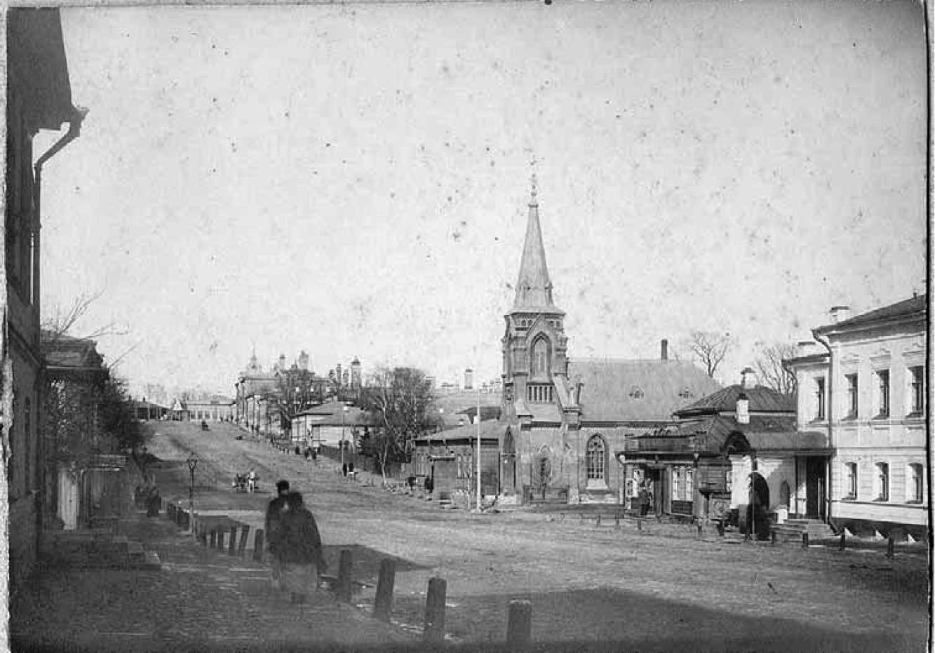 В 1905 году первая в истории города Владимира топонимическая комиссия составила список из пятидесяти пяти предполагаемых к переименованию улиц. Так, Куткин переулок становился Гоголевской улицей, Грабиловка — Набережной, Читалкин переулок — Покровской улицей, Летнеперевозинская — Рязанской, а Ременники — Немецкой. Да, именно в этом районе проживало наибольшее количество людей данной национальности. И именно здесь был их духовный центр — лютеранская кирха. Истории и быту немецкой колонии в дореволюционном Владимире и посвящена наша сегодняшняя статья.