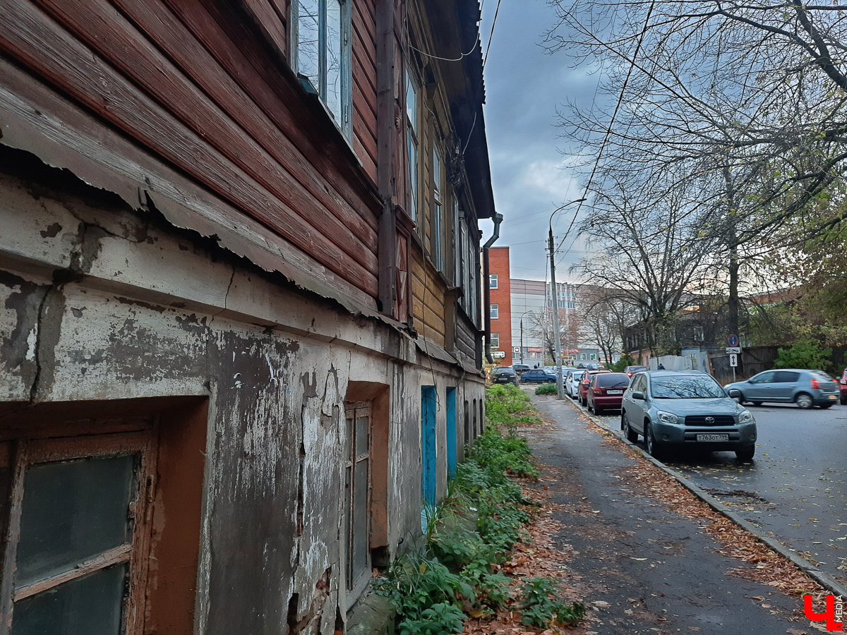 В 1905 году первая в истории города Владимира топонимическая комиссия составила список из пятидесяти пяти предполагаемых к переименованию улиц. Так, Куткин переулок становился Гоголевской улицей, Грабиловка — Набережной, Читалкин переулок — Покровской улицей, Летнеперевозинская — Рязанской, а Ременники — Немецкой. Да, именно в этом районе проживало наибольшее количество людей данной национальности. И именно здесь был их духовный центр — лютеранская кирха. Истории и быту немецкой колонии в дореволюционном Владимире и посвящена наша сегодняшняя статья.