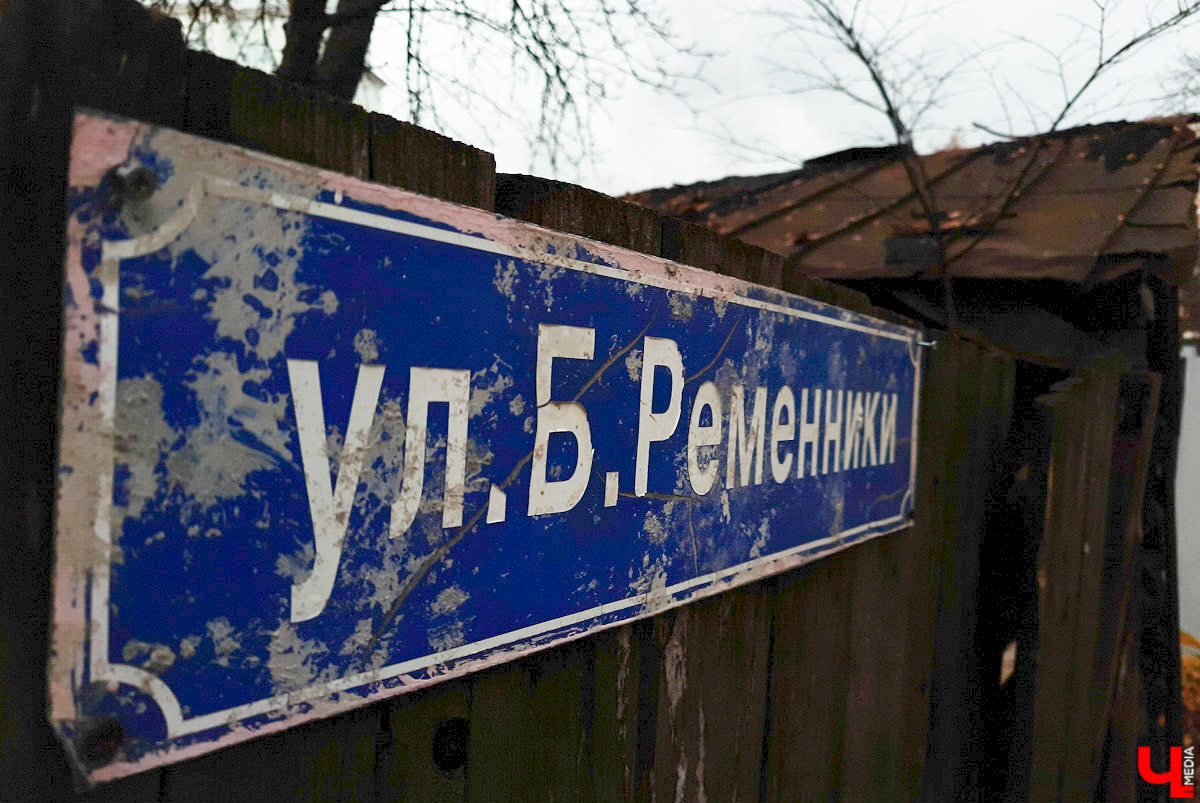 В 1905 году первая в истории города Владимира топонимическая комиссия составила список из пятидесяти пяти предполагаемых к переименованию улиц. Так, Куткин переулок становился Гоголевской улицей, Грабиловка — Набережной, Читалкин переулок — Покровской улицей, Летнеперевозинская — Рязанской, а Ременники — Немецкой. Да, именно в этом районе проживало наибольшее количество людей данной национальности. И именно здесь был их духовный центр — лютеранская кирха. Истории и быту немецкой колонии в дореволюционном Владимире и посвящена наша сегодняшняя статья.