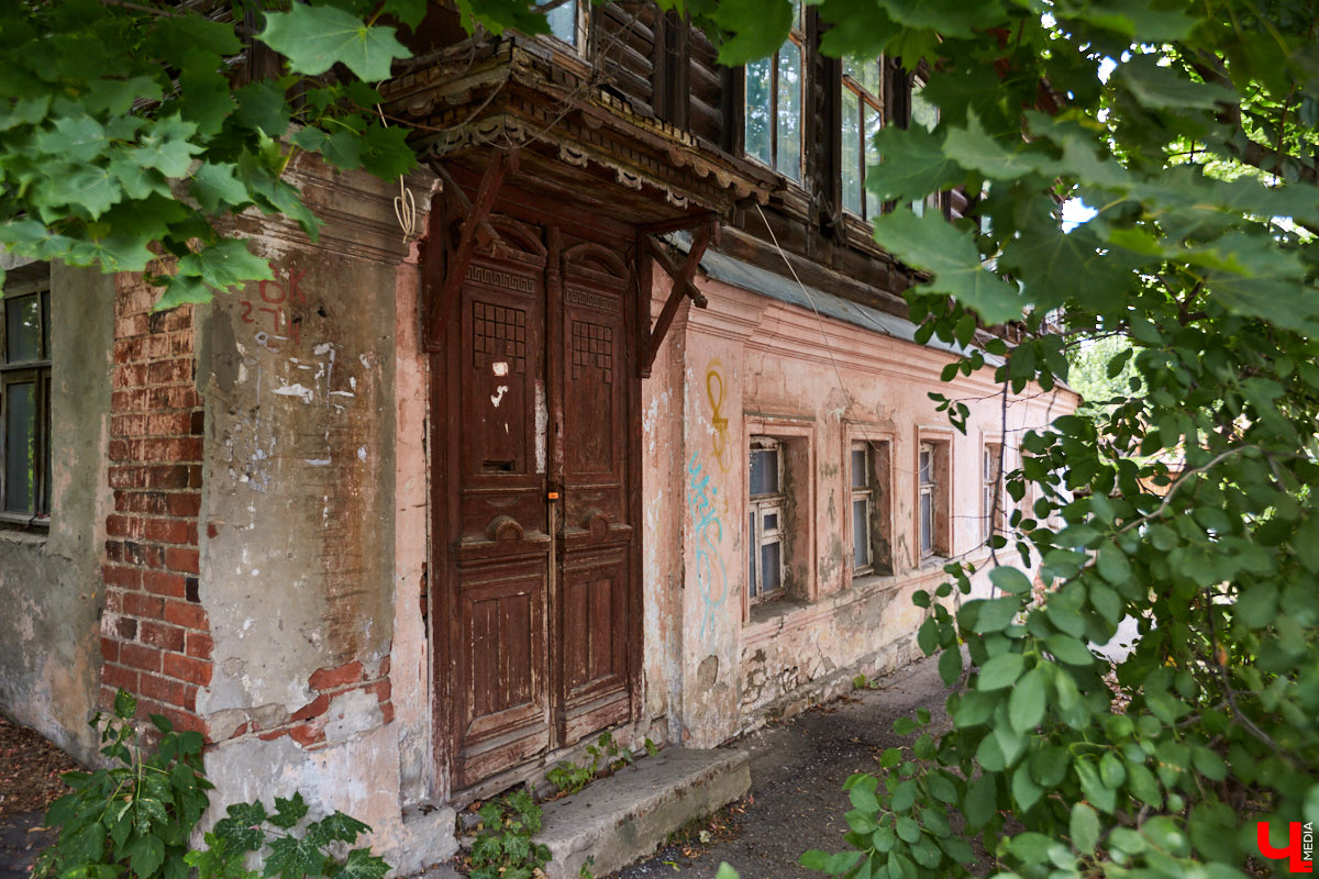 В 1905 году первая в истории города Владимира топонимическая комиссия составила список из пятидесяти пяти предполагаемых к переименованию улиц. Так, Куткин переулок становился Гоголевской улицей, Грабиловка — Набережной, Читалкин переулок — Покровской улицей, Летнеперевозинская — Рязанской, а Ременники — Немецкой. Да, именно в этом районе проживало наибольшее количество людей данной национальности. И именно здесь был их духовный центр — лютеранская кирха. Истории и быту немецкой колонии в дореволюционном Владимире и посвящена наша сегодняшняя статья.