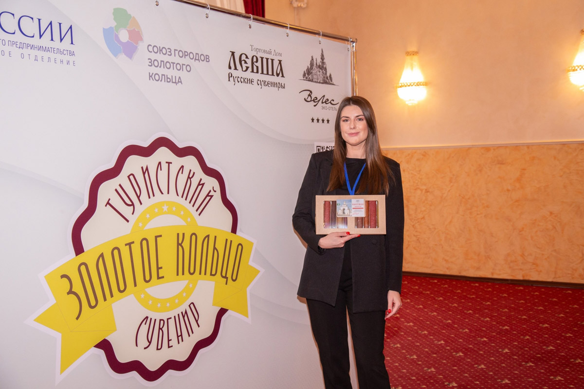 Во Владимирской области подвели итоги конкурса «Туристский сувенир Золотого кольца». В финал вышли 62 участника со 103 работами в пяти номинациях и трех ценовых категориях. Какие места завоевали мастера 33-го региона и благодаря чему им удалось победить? «Ключ-Медиа» пообщался с некоторыми владимирскими призерами в разных номинациях.