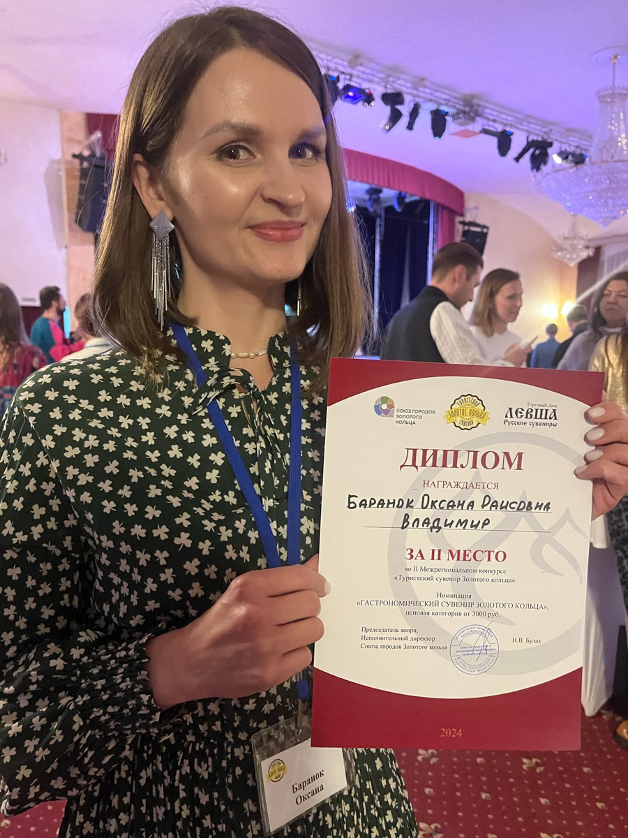 Во Владимирской области подвели итоги конкурса «Туристский сувенир Золотого кольца». В финал вышли 62 участника со 103 работами в пяти номинациях и трех ценовых категориях. Какие места завоевали мастера 33-го региона и благодаря чему им удалось победить? «Ключ-Медиа» пообщался с некоторыми владимирскими призерами в разных номинациях.