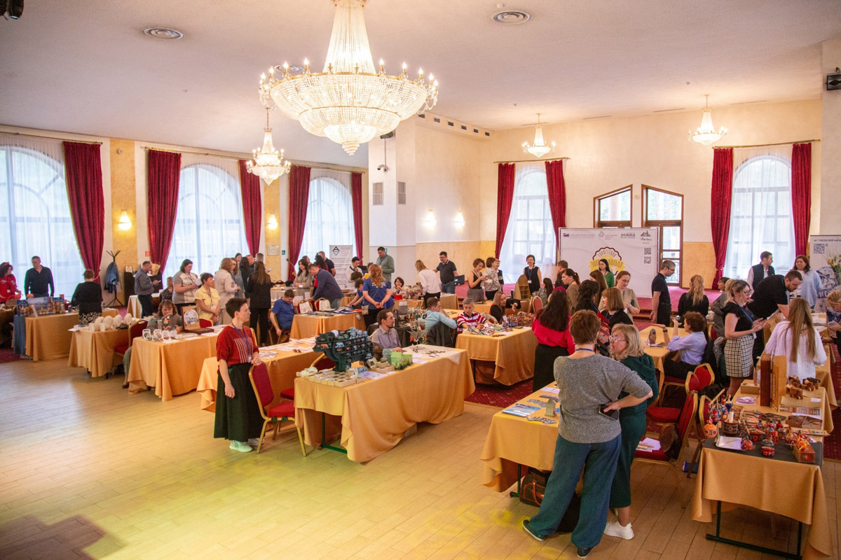 Во Владимирской области подвели итоги конкурса «Туристский сувенир Золотого кольца». В финал вышли 62 участника со 103 работами в пяти номинациях и трех ценовых категориях. Какие места завоевали мастера 33-го региона и благодаря чему им удалось победить? «Ключ-Медиа» пообщался с некоторыми владимирскими призерами в разных номинациях.