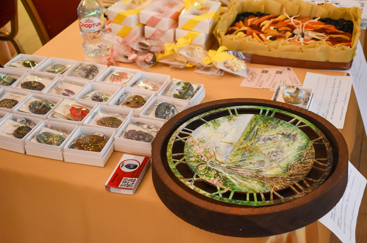 Во Владимирской области подвели итоги конкурса «Туристский сувенир Золотого кольца». В финал вышли 62 участника со 103 работами в пяти номинациях и трех ценовых категориях. Какие места завоевали мастера 33-го региона и благодаря чему им удалось победить? «Ключ-Медиа» пообщался с некоторыми владимирскими призерами в разных номинациях.