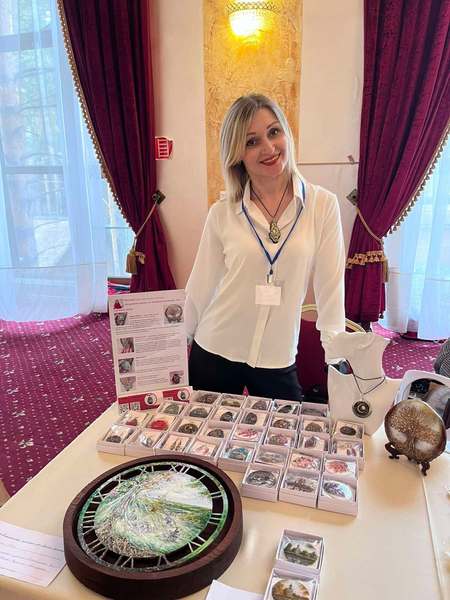 Во Владимирской области подвели итоги конкурса «Туристский сувенир Золотого кольца». В финал вышли 62 участника со 103 работами в пяти номинациях и трех ценовых категориях. Какие места завоевали мастера 33-го региона и благодаря чему им удалось победить? «Ключ-Медиа» пообщался с некоторыми владимирскими призерами в разных номинациях.