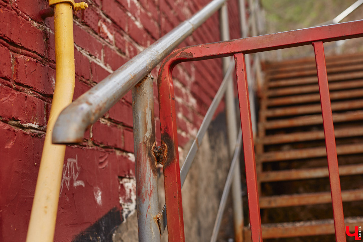 Теперь путей от вокзала к сердцу столицы региона стало меньше. Подняться ни по одной из двух лестниц, ведущих в центр Владимира, не получится. Обе находятся в аварийном состоянии, поэтому перекрыты. Пользоваться ими явно небезопасно, хотя некоторые пытаются.