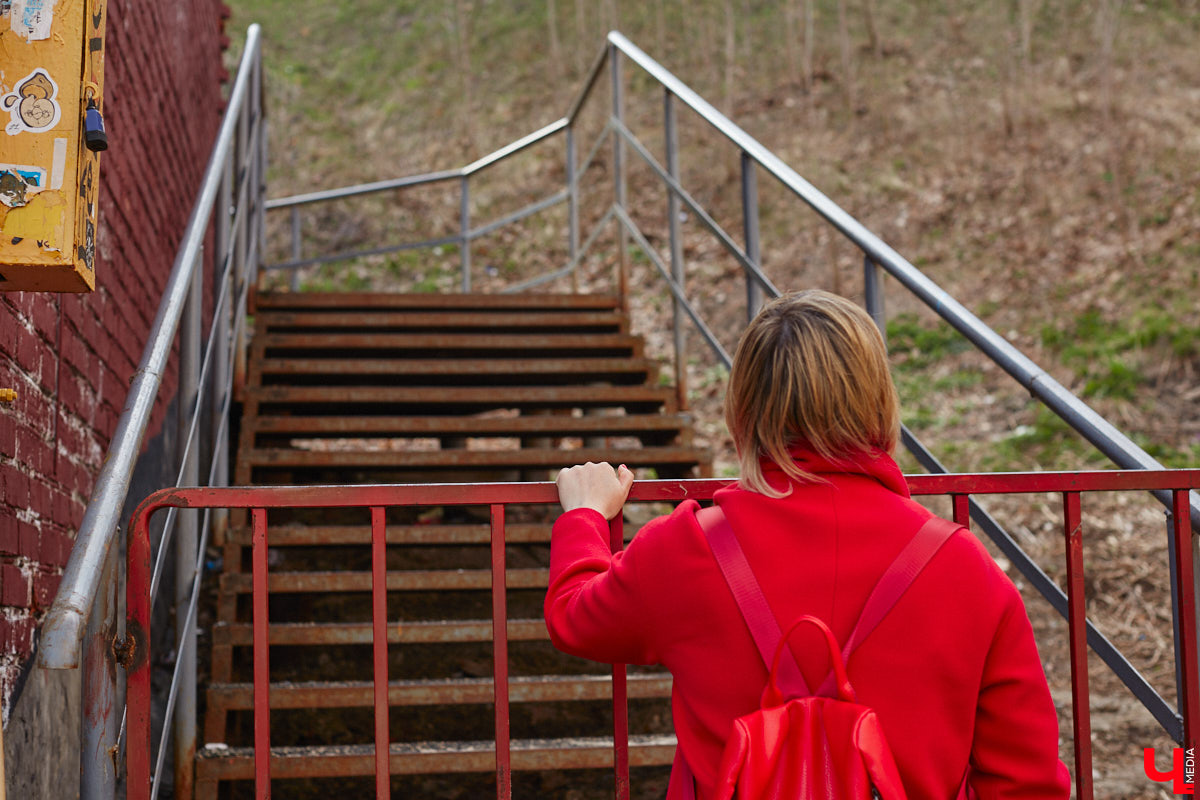 Теперь путей от вокзала к сердцу столицы региона стало меньше. Подняться ни по одной из двух лестниц, ведущих в центр Владимира, не получится. Обе находятся в аварийном состоянии, поэтому перекрыты. Пользоваться ими явно небезопасно, хотя некоторые пытаются.