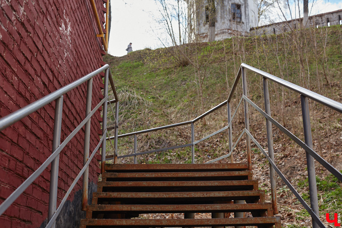 Теперь путей от вокзала к сердцу столицы региона стало меньше. Подняться ни по одной из двух лестниц, ведущих в центр Владимира, не получится. Обе находятся в аварийном состоянии, поэтому перекрыты. Пользоваться ими явно небезопасно, хотя некоторые пытаются.