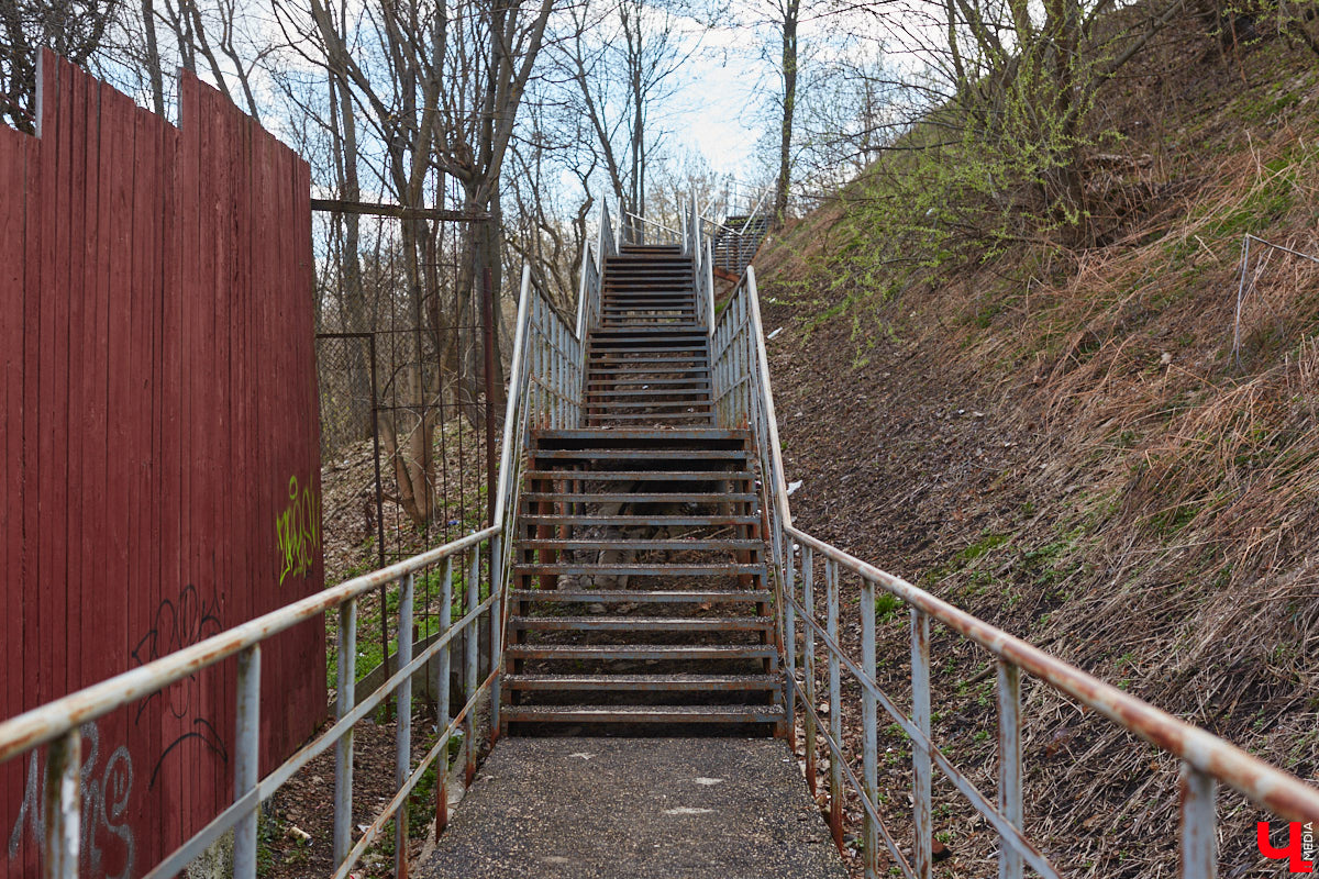 Теперь путей от вокзала к сердцу столицы региона стало меньше. Подняться ни по одной из двух лестниц, ведущих в центр Владимира, не получится. Обе находятся в аварийном состоянии, поэтому перекрыты. Пользоваться ими явно небезопасно, хотя некоторые пытаются.