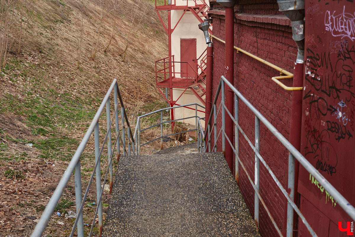 Теперь путей от вокзала к сердцу столицы региона стало меньше. Подняться ни по одной из двух лестниц, ведущих в центр Владимира, не получится. Обе находятся в аварийном состоянии, поэтому перекрыты. Пользоваться ими явно небезопасно, хотя некоторые пытаются.