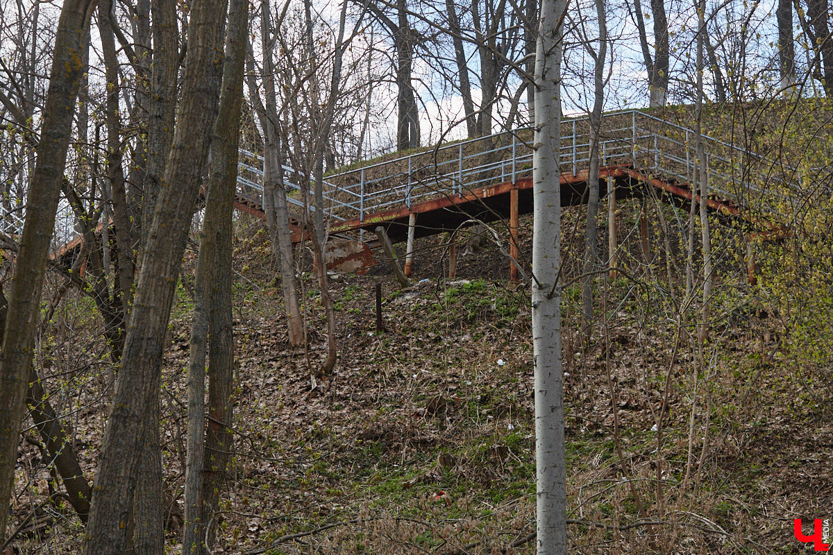 Теперь путей от вокзала к сердцу столицы региона стало меньше. Подняться ни по одной из двух лестниц, ведущих в центр Владимира, не получится. Обе находятся в аварийном состоянии, поэтому перекрыты. Пользоваться ими явно небезопасно, хотя некоторые пытаются.