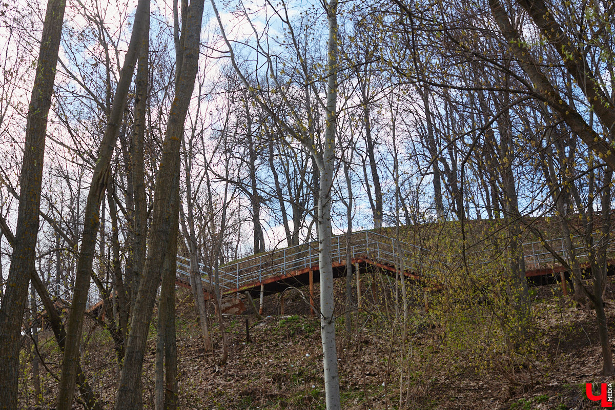 Теперь путей от вокзала к сердцу столицы региона стало меньше. Подняться ни по одной из двух лестниц, ведущих в центр Владимира, не получится. Обе находятся в аварийном состоянии, поэтому перекрыты. Пользоваться ими явно небезопасно, хотя некоторые пытаются.