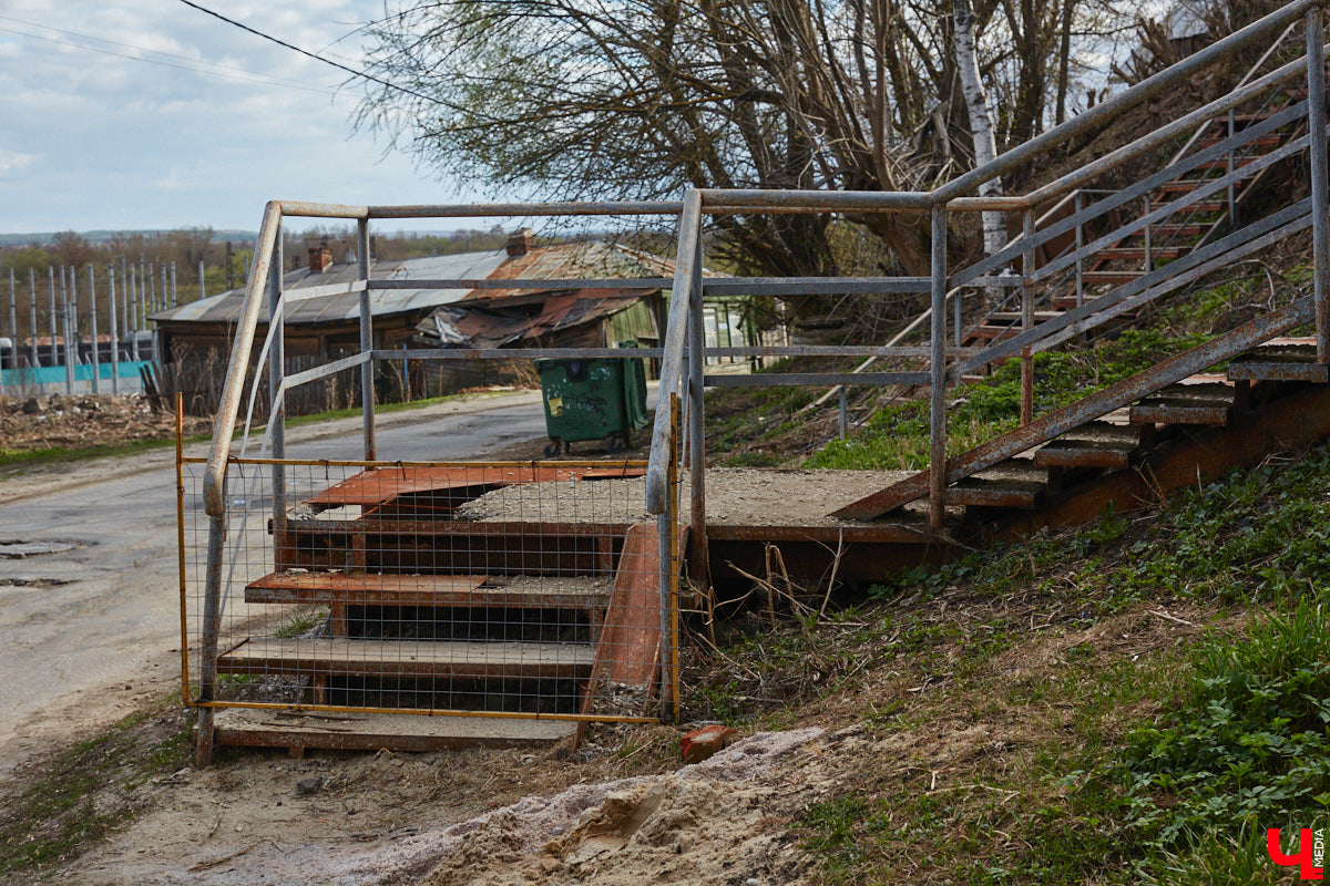 Теперь путей от вокзала к сердцу столицы региона стало меньше. Подняться ни по одной из двух лестниц, ведущих в центр Владимира, не получится. Обе находятся в аварийном состоянии, поэтому перекрыты. Пользоваться ими явно небезопасно, хотя некоторые пытаются.