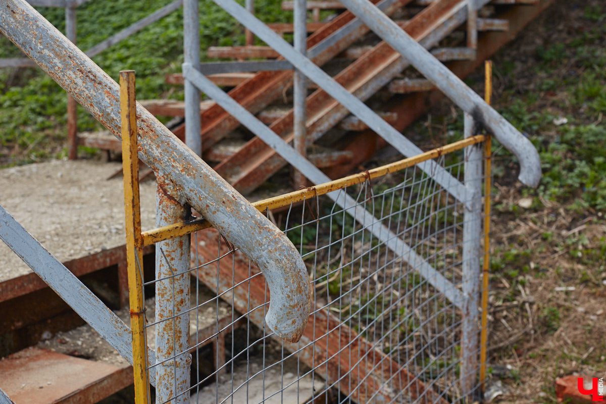 Теперь путей от вокзала к сердцу столицы региона стало меньше. Подняться ни по одной из двух лестниц, ведущих в центр Владимира, не получится. Обе находятся в аварийном состоянии, поэтому перекрыты. Пользоваться ими явно небезопасно, хотя некоторые пытаются.