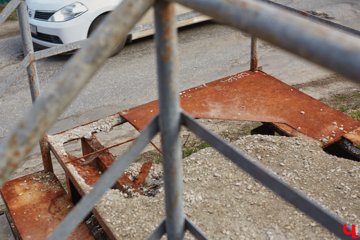 Теперь путей от вокзала к сердцу столицы региона стало меньше. Подняться ни по одной из двух лестниц, ведущих в центр Владимира, не получится. Обе находятся в аварийном состоянии, поэтому перекрыты. Пользоваться ими явно небезопасно, хотя некоторые пытаются.