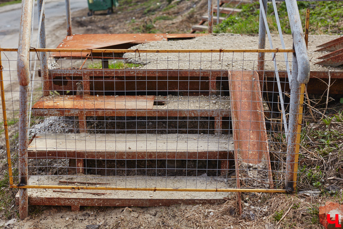 Теперь путей от вокзала к сердцу столицы региона стало меньше. Подняться ни по одной из двух лестниц, ведущих в центр Владимира, не получится. Обе находятся в аварийном состоянии, поэтому перекрыты. Пользоваться ими явно небезопасно, хотя некоторые пытаются.