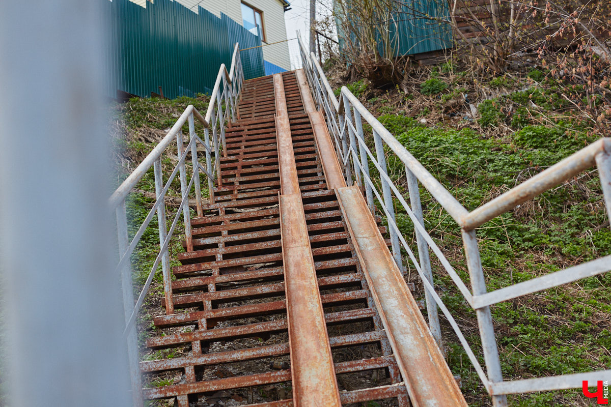 Теперь путей от вокзала к сердцу столицы региона стало меньше. Подняться ни по одной из двух лестниц, ведущих в центр Владимира, не получится. Обе находятся в аварийном состоянии, поэтому перекрыты. Пользоваться ими явно небезопасно, хотя некоторые пытаются.