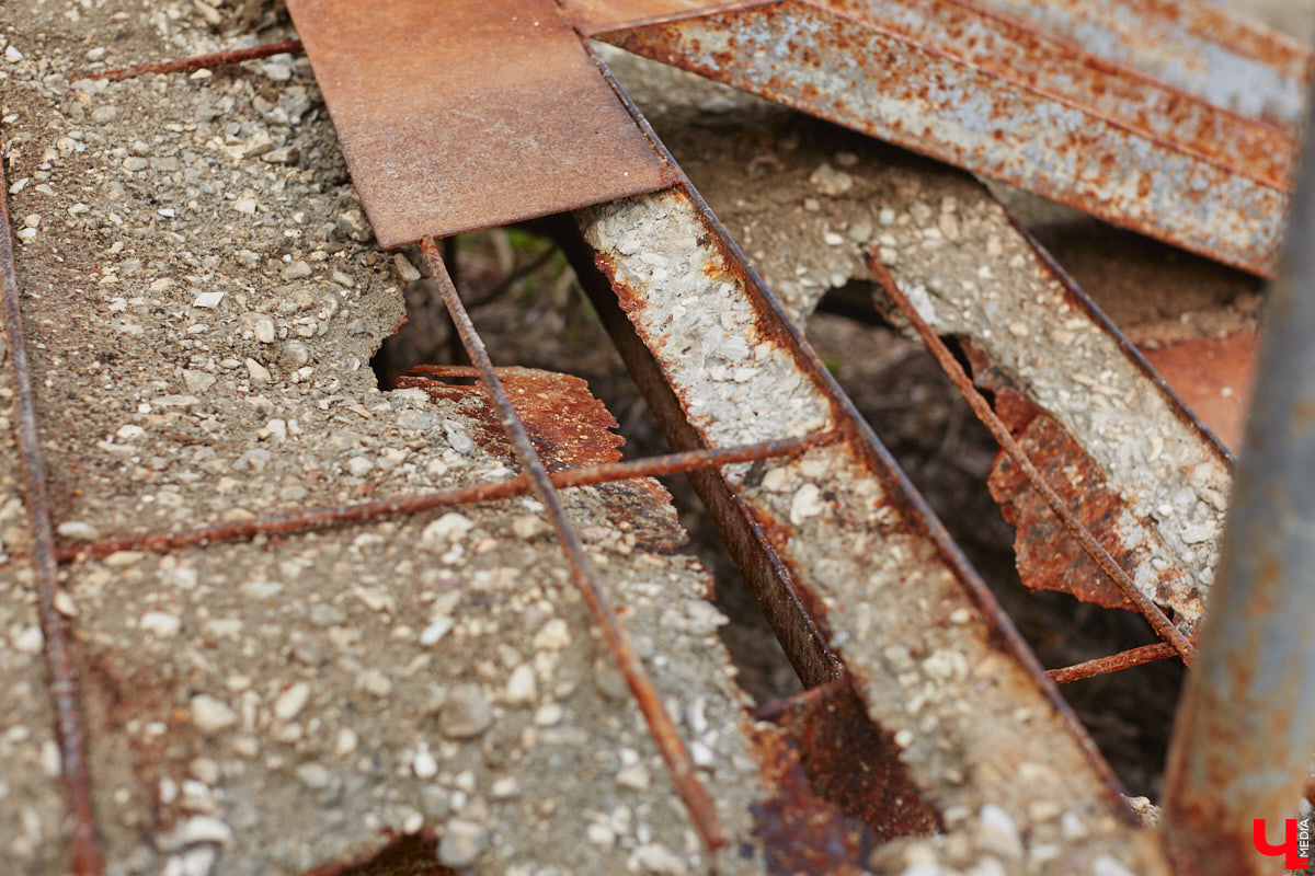 Теперь путей от вокзала к сердцу столицы региона стало меньше. Подняться ни по одной из двух лестниц, ведущих в центр Владимира, не получится. Обе находятся в аварийном состоянии, поэтому перекрыты. Пользоваться ими явно небезопасно, хотя некоторые пытаются.