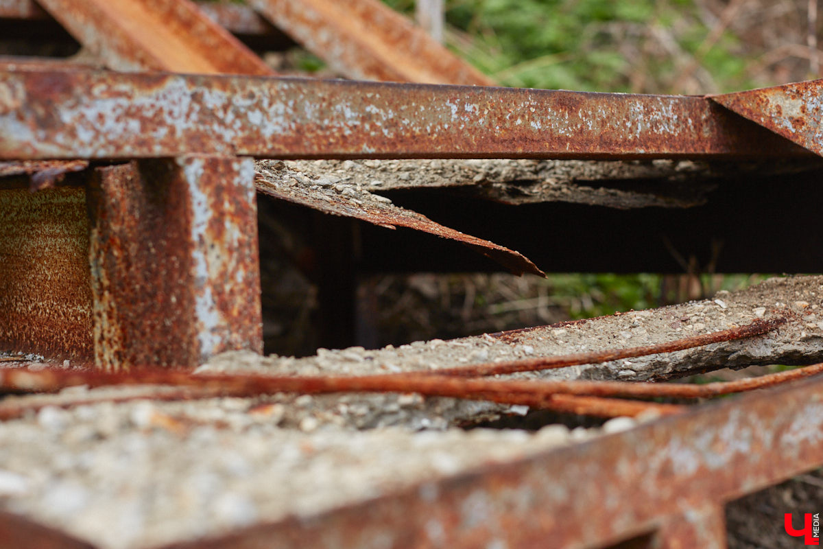 Теперь путей от вокзала к сердцу столицы региона стало меньше. Подняться ни по одной из двух лестниц, ведущих в центр Владимира, не получится. Обе находятся в аварийном состоянии, поэтому перекрыты. Пользоваться ими явно небезопасно, хотя некоторые пытаются.