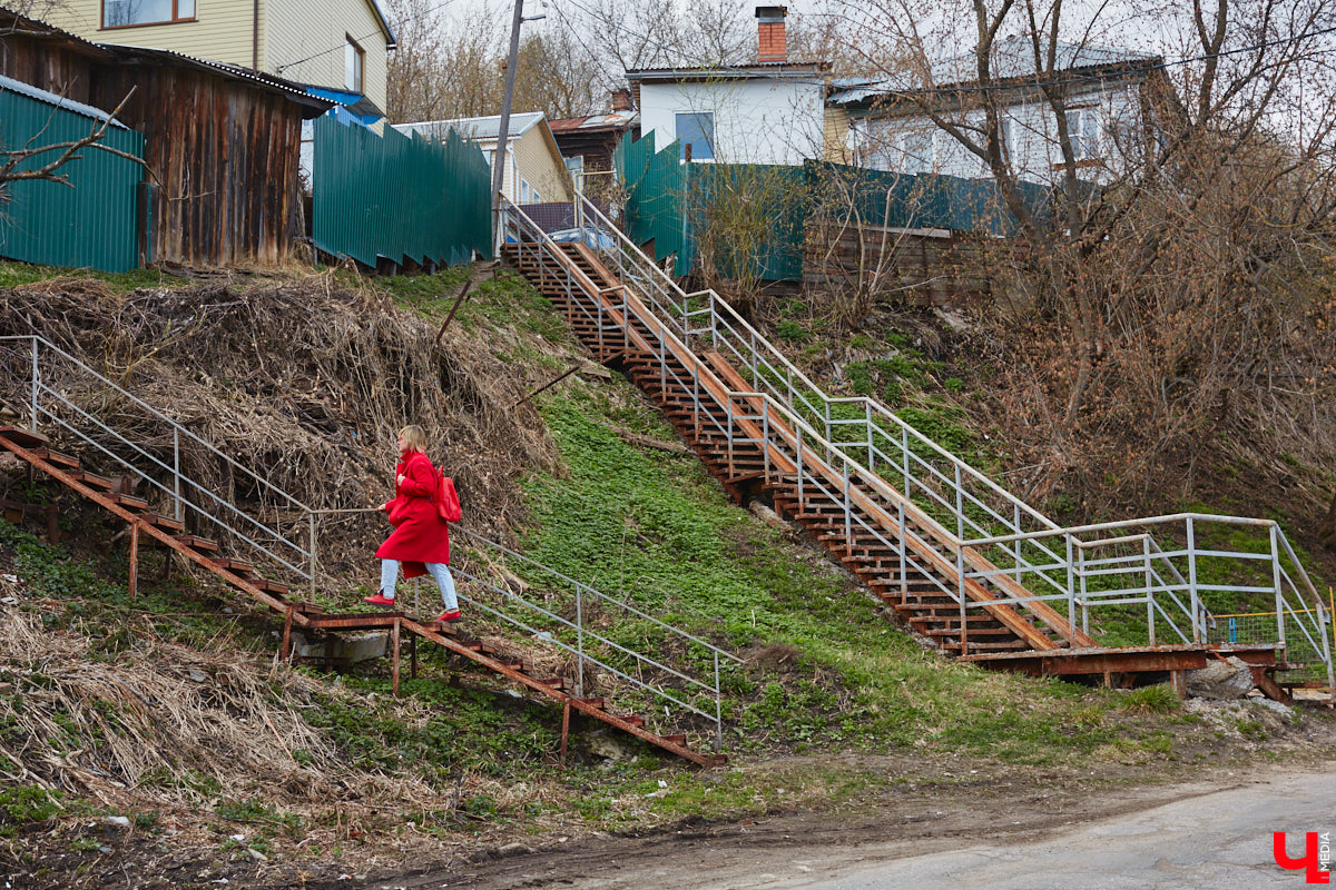 Теперь путей от вокзала к сердцу столицы региона стало меньше. Подняться ни по одной из двух лестниц, ведущих в центр Владимира, не получится. Обе находятся в аварийном состоянии, поэтому перекрыты. Пользоваться ими явно небезопасно, хотя некоторые пытаются.