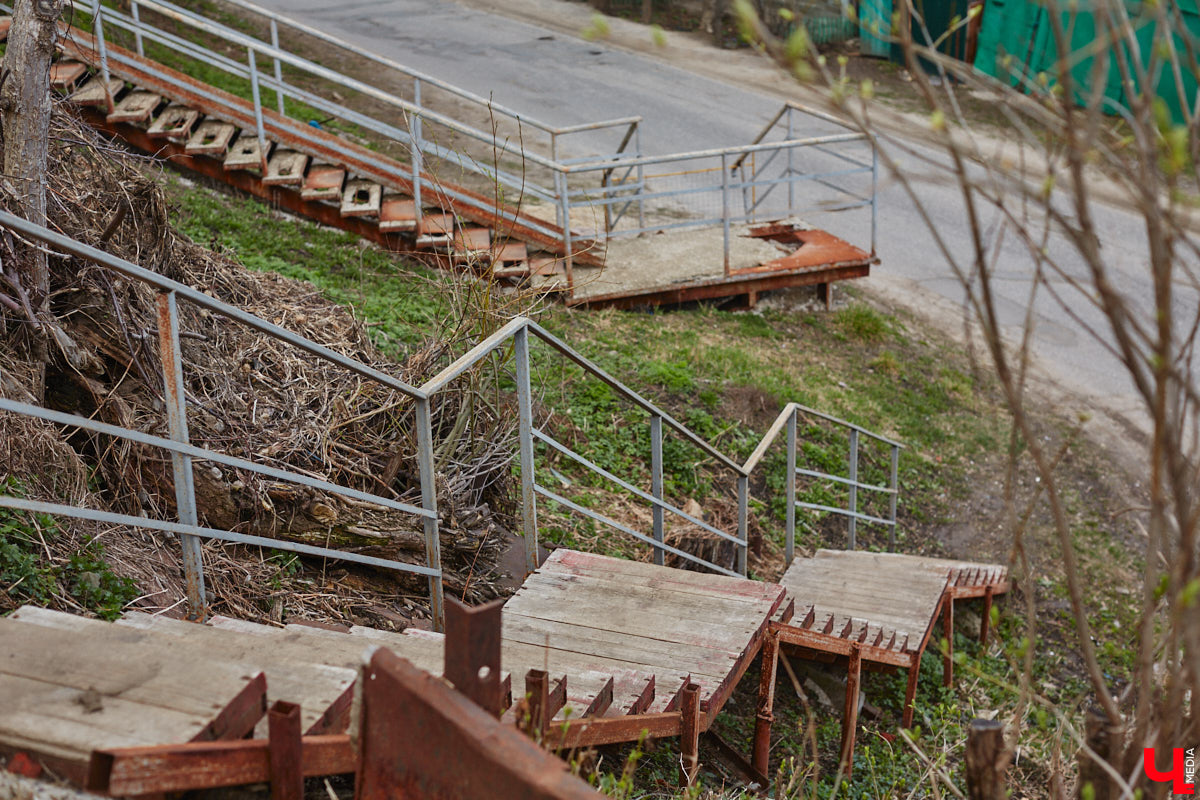 Теперь путей от вокзала к сердцу столицы региона стало меньше. Подняться ни по одной из двух лестниц, ведущих в центр Владимира, не получится. Обе находятся в аварийном состоянии, поэтому перекрыты. Пользоваться ими явно небезопасно, хотя некоторые пытаются.