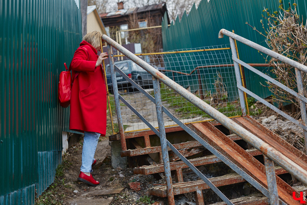 Теперь путей от вокзала к сердцу столицы региона стало меньше. Подняться ни по одной из двух лестниц, ведущих в центр Владимира, не получится. Обе находятся в аварийном состоянии, поэтому перекрыты. Пользоваться ими явно небезопасно, хотя некоторые пытаются.