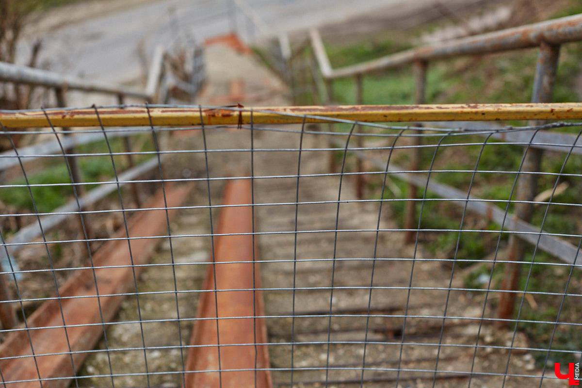 Теперь путей от вокзала к сердцу столицы региона стало меньше. Подняться ни по одной из двух лестниц, ведущих в центр Владимира, не получится. Обе находятся в аварийном состоянии, поэтому перекрыты. Пользоваться ими явно небезопасно, хотя некоторые пытаются.