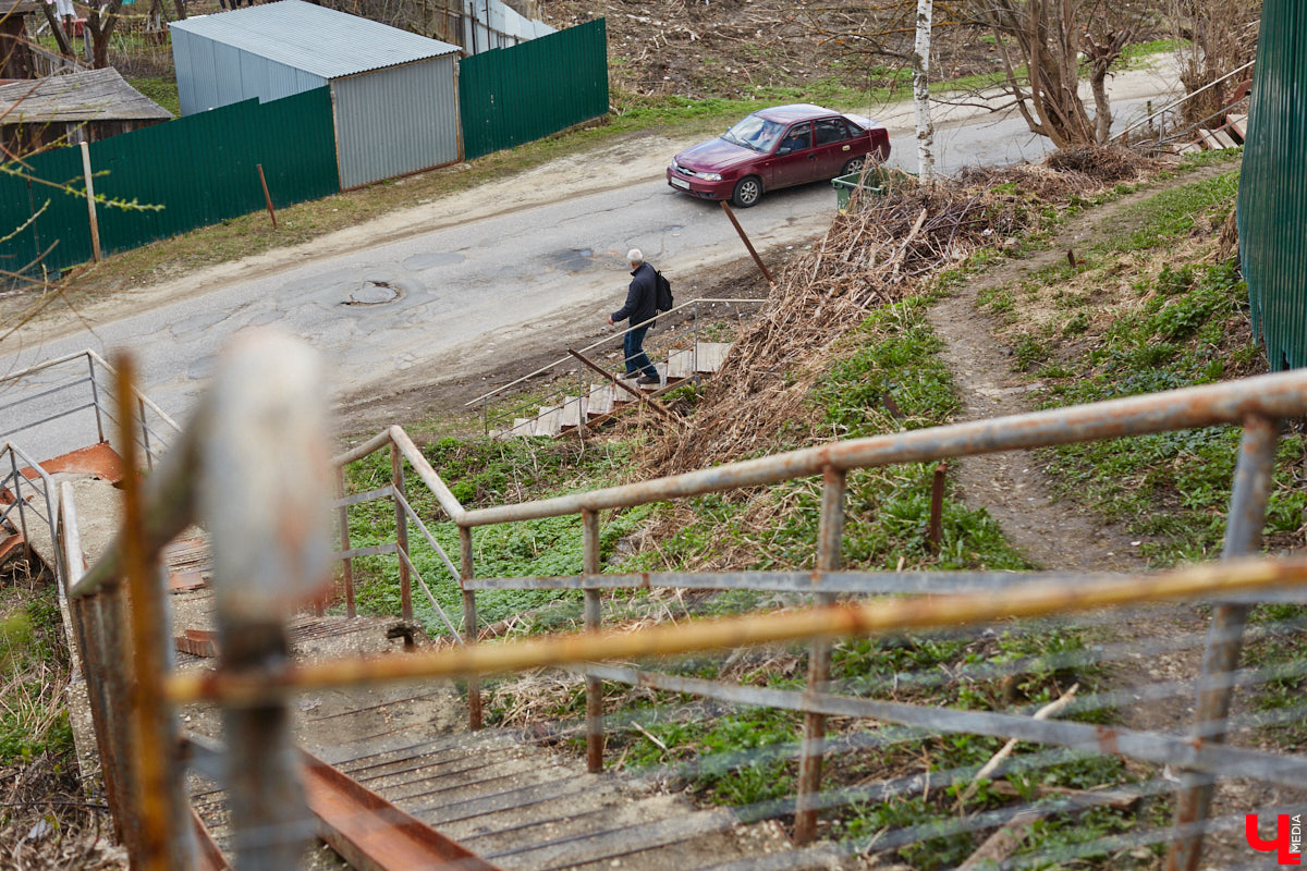 Теперь путей от вокзала к сердцу столицы региона стало меньше. Подняться ни по одной из двух лестниц, ведущих в центр Владимира, не получится. Обе находятся в аварийном состоянии, поэтому перекрыты. Пользоваться ими явно небезопасно, хотя некоторые пытаются.