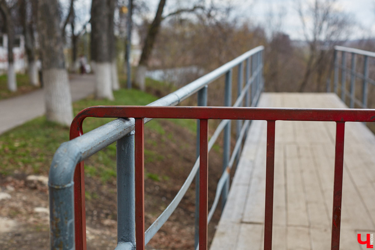 Теперь путей от вокзала к сердцу столицы региона стало меньше. Подняться ни по одной из двух лестниц, ведущих в центр Владимира, не получится. Обе находятся в аварийном состоянии, поэтому перекрыты. Пользоваться ими явно небезопасно, хотя некоторые пытаются.