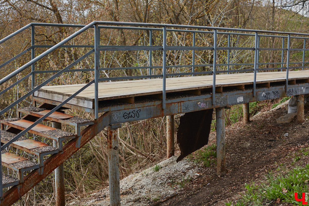 Теперь путей от вокзала к сердцу столицы региона стало меньше. Подняться ни по одной из двух лестниц, ведущих в центр Владимира, не получится. Обе находятся в аварийном состоянии, поэтому перекрыты. Пользоваться ими явно небезопасно, хотя некоторые пытаются.