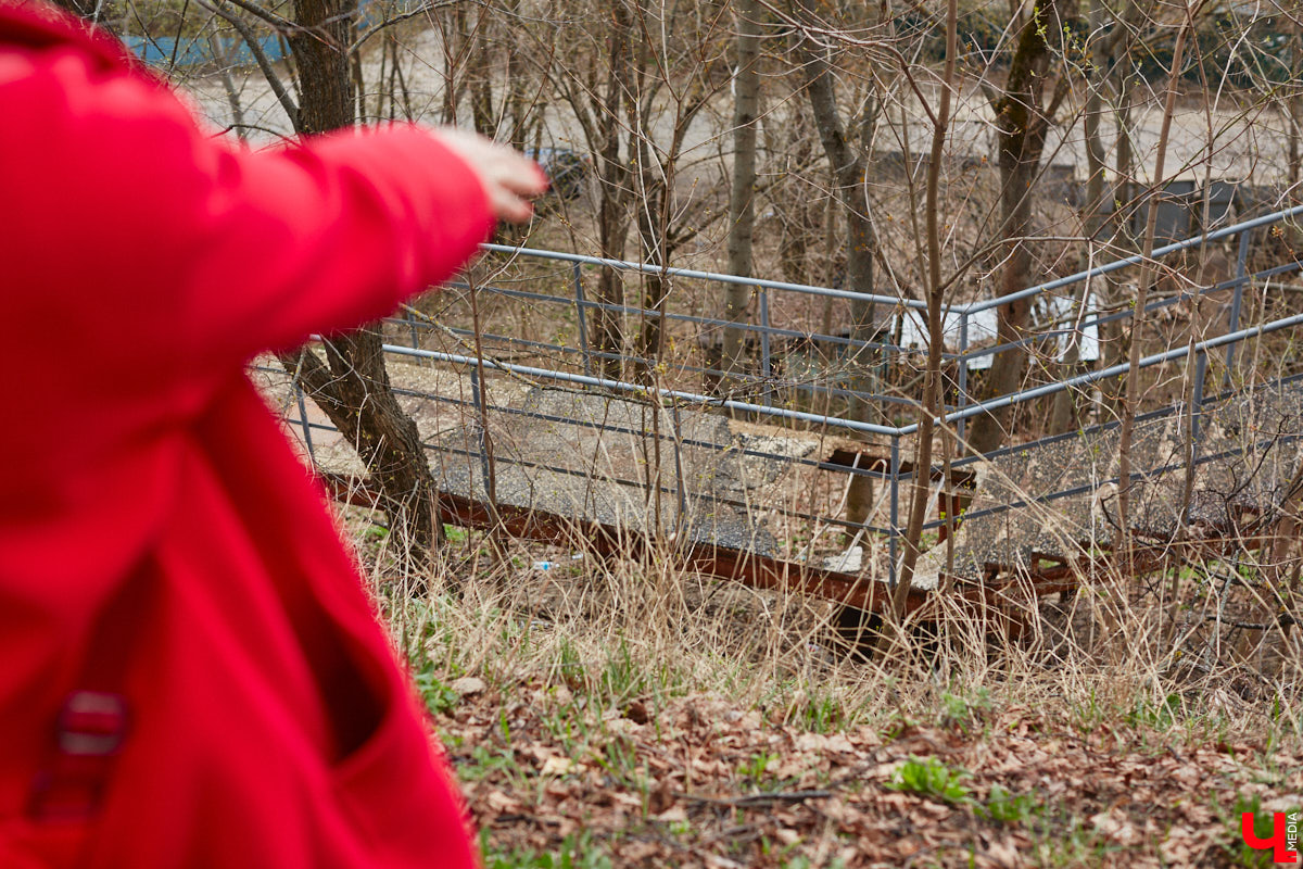 Теперь путей от вокзала к сердцу столицы региона стало меньше. Подняться ни по одной из двух лестниц, ведущих в центр Владимира, не получится. Обе находятся в аварийном состоянии, поэтому перекрыты. Пользоваться ими явно небезопасно, хотя некоторые пытаются.