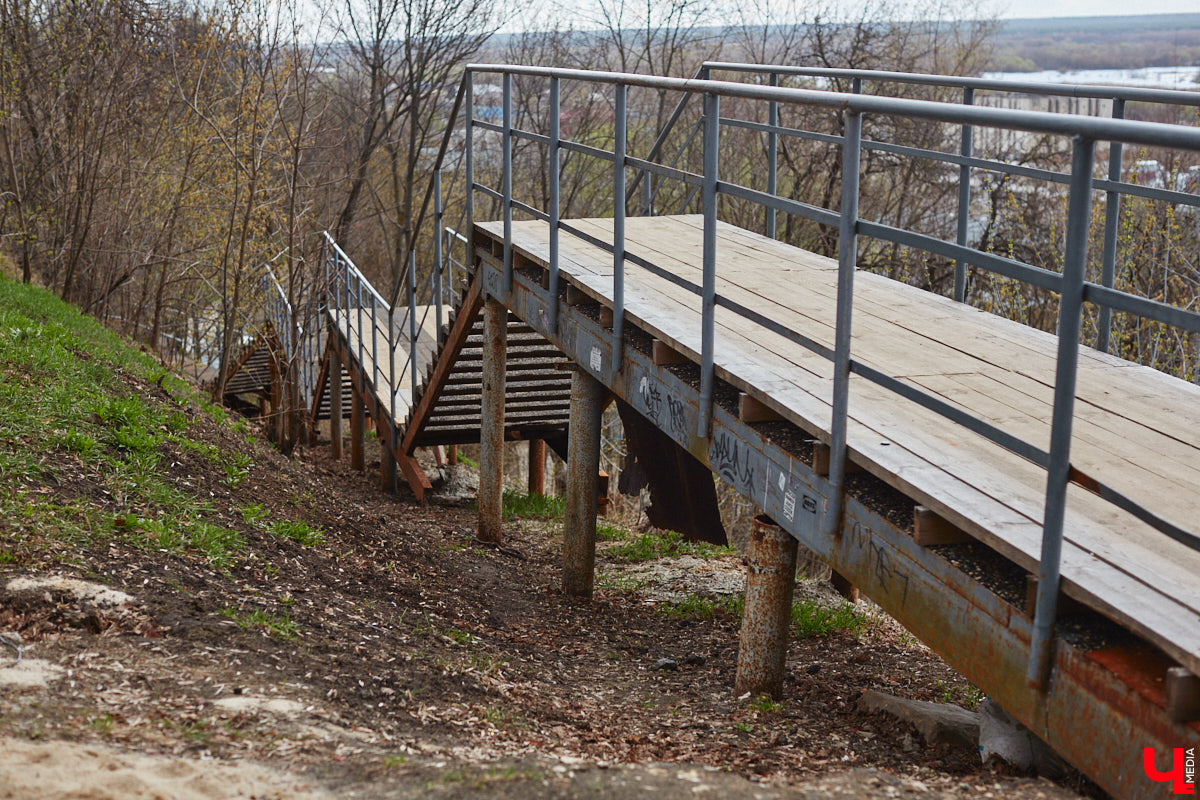 Теперь путей от вокзала к сердцу столицы региона стало меньше. Подняться ни по одной из двух лестниц, ведущих в центр Владимира, не получится. Обе находятся в аварийном состоянии, поэтому перекрыты. Пользоваться ими явно небезопасно, хотя некоторые пытаются.