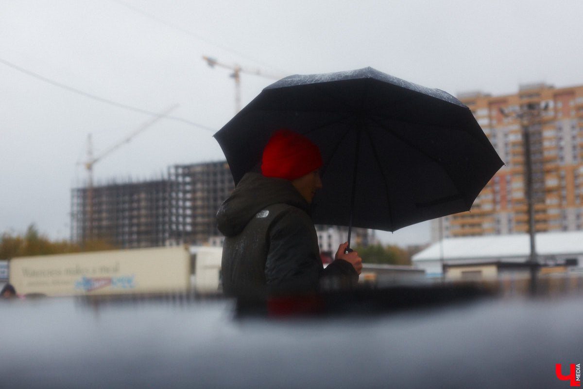 Апрель решил подпортить свою репутацию и, резко сменив милость на гнев, обрушил на Владимирскую область дожди с ветром. Приправой к этому погодному блюду должна стать мощная магнитная буря. Рассказываем, когда ее ждать и какие предметы гардероба нам пригодятся в ближайшие дни.