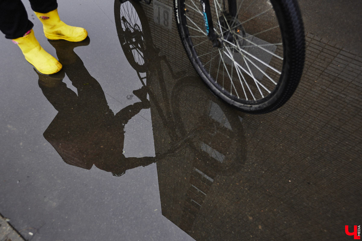 Апрель решил подпортить свою репутацию и, резко сменив милость на гнев, обрушил на Владимирскую область дожди с ветром. Приправой к этому погодному блюду должна стать мощная магнитная буря. Рассказываем, когда ее ждать и какие предметы гардероба нам пригодятся в ближайшие дни.