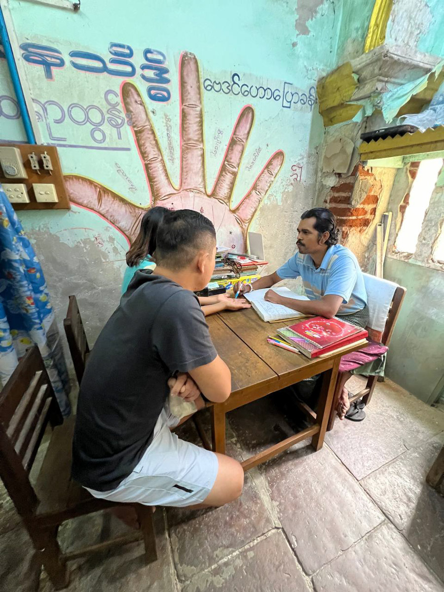 Путешествия для Максима Палагина — не развлечение, а работа. Впрочем, он умудряется сочетать. Автор сюжетов в тревел-программе «Невероятно интересные истории» посетил разные уголки мира: Мьянму, Алжир, Сенегал, Гамбию. Что владимирец там нашел и в каких переделках побывал, узнал «Ключ-Медиа».
