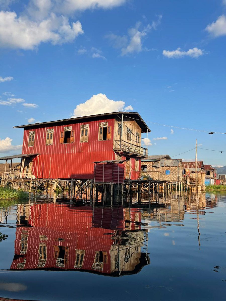 Путешествия для Максима Палагина — не развлечение, а работа. Впрочем, он умудряется сочетать. Автор сюжетов в тревел-программе «Невероятно интересные истории» посетил разные уголки мира: Мьянму, Алжир, Сенегал, Гамбию. Что владимирец там нашел и в каких переделках побывал, узнал «Ключ-Медиа».
