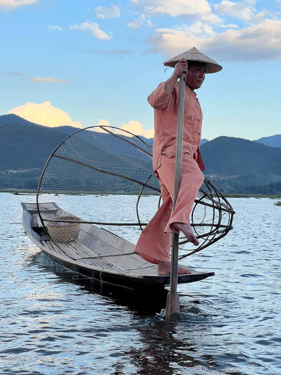 Путешествия для Максима Палагина — не развлечение, а работа. Впрочем, он умудряется сочетать. Автор сюжетов в тревел-программе «Невероятно интересные истории» посетил разные уголки мира: Мьянму, Алжир, Сенегал, Гамбию. Что владимирец там нашел и в каких переделках побывал, узнал «Ключ-Медиа».