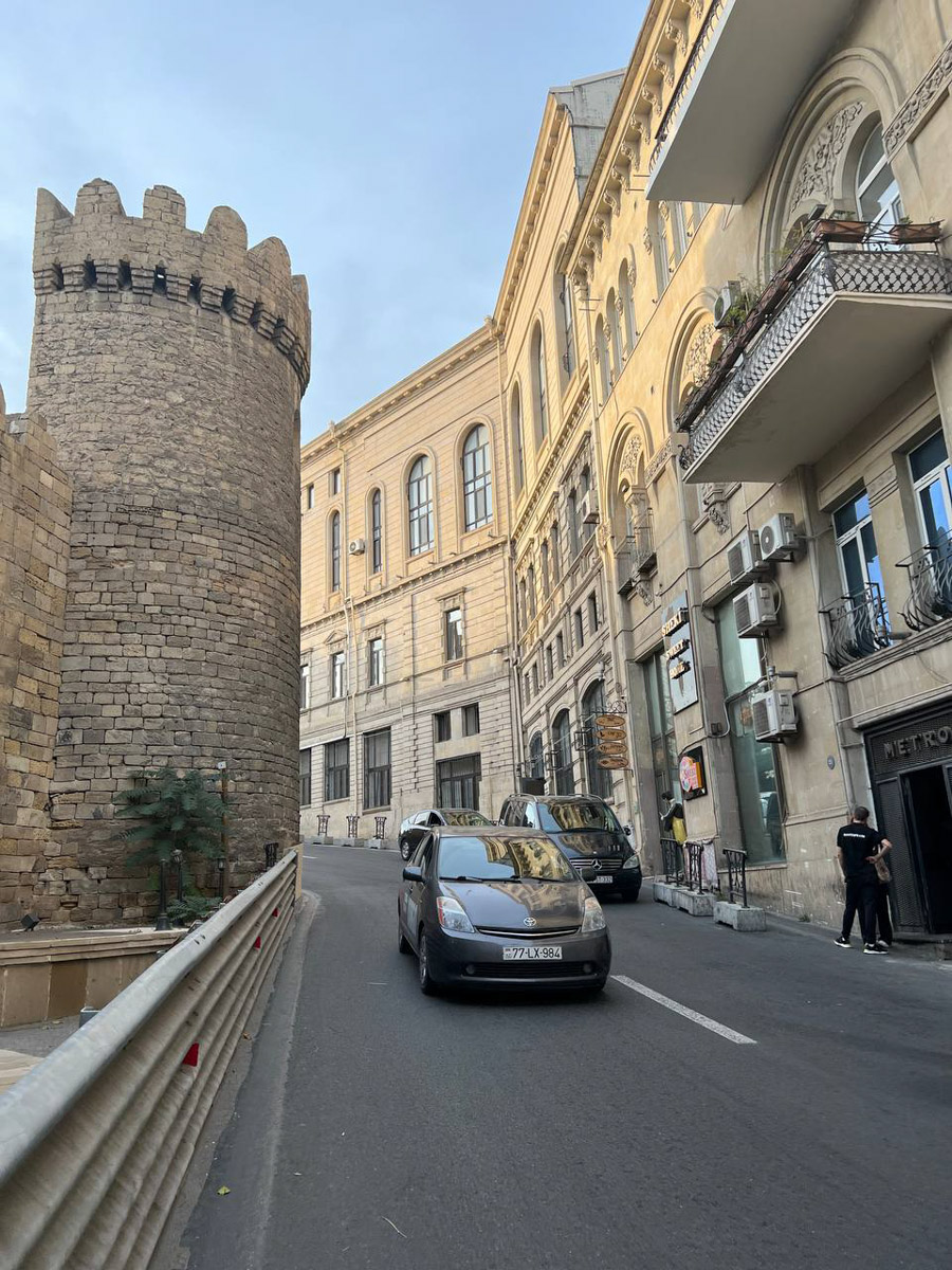 Путешествия для Максима Палагина — не развлечение, а работа. Впрочем, он умудряется сочетать. Автор сюжетов в тревел-программе «Невероятно интересные истории» посетил разные уголки мира: Мьянму, Алжир, Сенегал, Гамбию. Что владимирец там нашел и в каких переделках побывал, узнал «Ключ-Медиа».