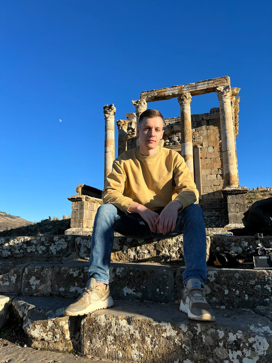 Путешествия для Максима Палагина — не развлечение, а работа. Впрочем, он умудряется сочетать. Автор сюжетов в тревел-программе «Невероятно интересные истории» посетил разные уголки мира: Мьянму, Алжир, Сенегал, Гамбию. Что владимирец там нашел и в каких переделках побывал, узнал «Ключ-Медиа».