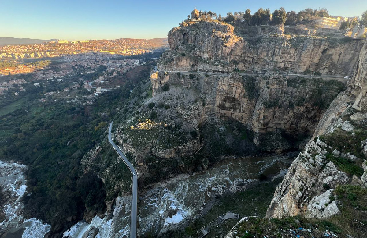 Путешествия для Максима Палагина — не развлечение, а работа. Впрочем, он умудряется сочетать. Автор сюжетов в тревел-программе «Невероятно интересные истории» посетил разные уголки мира: Мьянму, Алжир, Сенегал, Гамбию. Что владимирец там нашел и в каких переделках побывал, узнал «Ключ-Медиа».