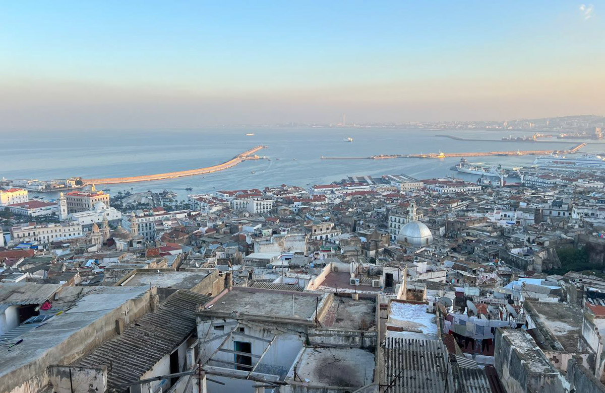 Путешествия для Максима Палагина — не развлечение, а работа. Впрочем, он умудряется сочетать. Автор сюжетов в тревел-программе «Невероятно интересные истории» посетил разные уголки мира: Мьянму, Алжир, Сенегал, Гамбию. Что владимирец там нашел и в каких переделках побывал, узнал «Ключ-Медиа».