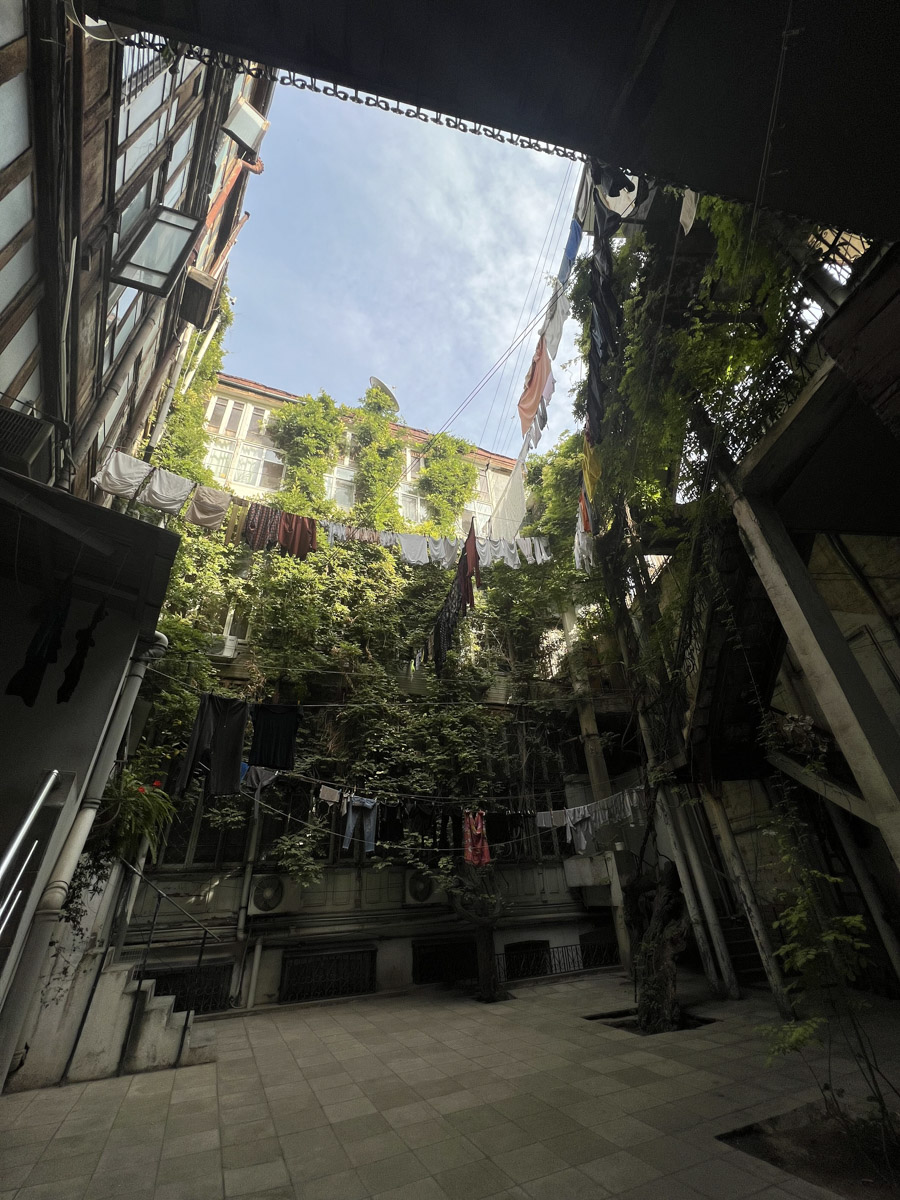 Путешествия для Максима Палагина — не развлечение, а работа. Впрочем, он умудряется сочетать. Автор сюжетов в тревел-программе «Невероятно интересные истории» посетил разные уголки мира: Мьянму, Алжир, Сенегал, Гамбию. Что владимирец там нашел и в каких переделках побывал, узнал «Ключ-Медиа».