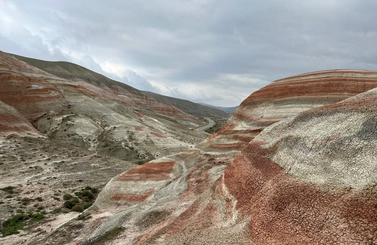 Путешествия для Максима Палагина — не развлечение, а работа. Впрочем, он умудряется сочетать. Автор сюжетов в тревел-программе «Невероятно интересные истории» посетил разные уголки мира: Мьянму, Алжир, Сенегал, Гамбию. Что владимирец там нашел и в каких переделках побывал, узнал «Ключ-Медиа».