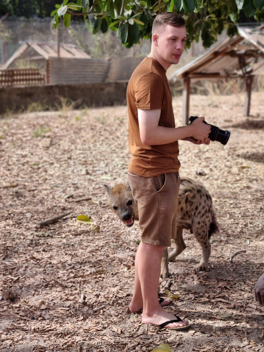 Путешествия для Максима Палагина — не развлечение, а работа. Впрочем, он умудряется сочетать. Автор сюжетов в тревел-программе «Невероятно интересные истории» посетил разные уголки мира: Мьянму, Алжир, Сенегал, Гамбию. Что владимирец там нашел и в каких переделках побывал, узнал «Ключ-Медиа».