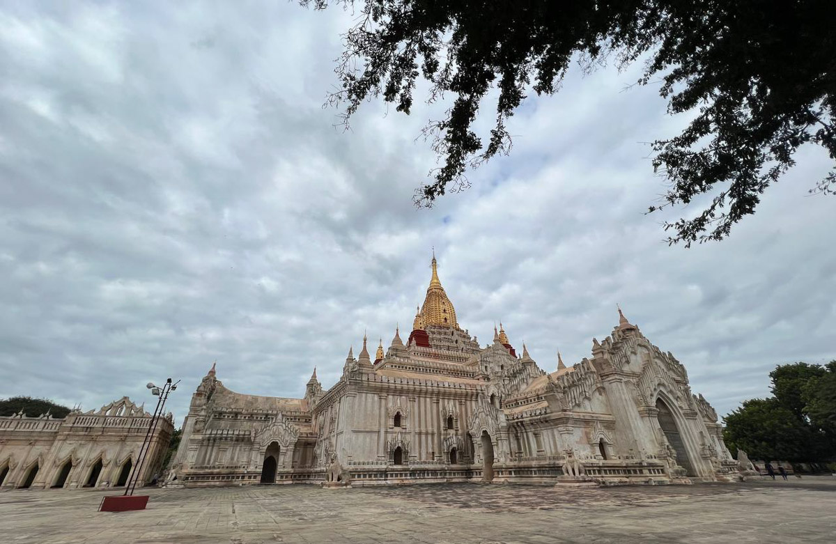 Путешествия для Максима Палагина — не развлечение, а работа. Впрочем, он умудряется сочетать. Автор сюжетов в тревел-программе «Невероятно интересные истории» посетил разные уголки мира: Мьянму, Алжир, Сенегал, Гамбию. Что владимирец там нашел и в каких переделках побывал, узнал «Ключ-Медиа».