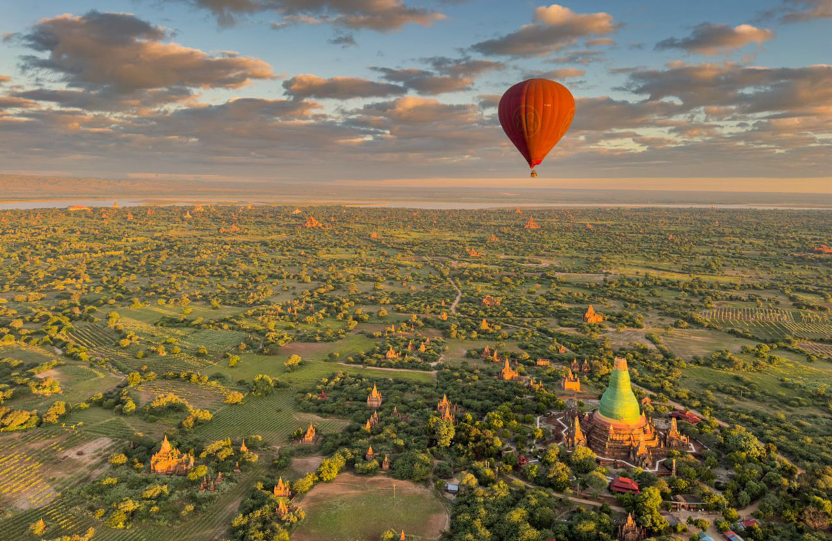 Путешествия для Максима Палагина — не развлечение, а работа. Впрочем, он умудряется сочетать. Автор сюжетов в тревел-программе «Невероятно интересные истории» посетил разные уголки мира: Мьянму, Алжир, Сенегал, Гамбию. Что владимирец там нашел и в каких переделках побывал, узнал «Ключ-Медиа».