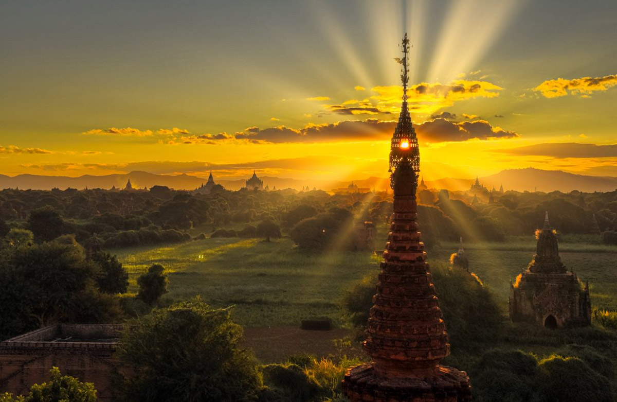 Путешествия для Максима Палагина — не развлечение, а работа. Впрочем, он умудряется сочетать. Автор сюжетов в тревел-программе «Невероятно интересные истории» посетил разные уголки мира: Мьянму, Алжир, Сенегал, Гамбию. Что владимирец там нашел и в каких переделках побывал, узнал «Ключ-Медиа».