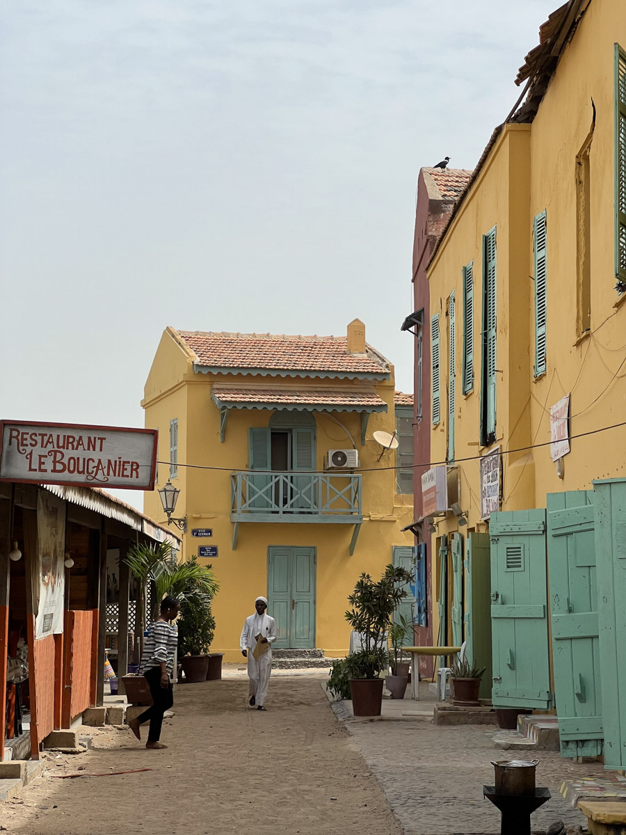 Путешествия для Максима Палагина — не развлечение, а работа. Впрочем, он умудряется сочетать. Автор сюжетов в тревел-программе «Невероятно интересные истории» посетил разные уголки мира: Мьянму, Алжир, Сенегал, Гамбию. Что владимирец там нашел и в каких переделках побывал, узнал «Ключ-Медиа».