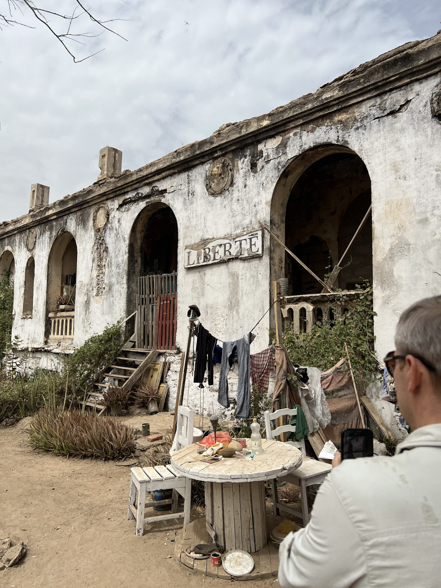 Путешествия для Максима Палагина — не развлечение, а работа. Впрочем, он умудряется сочетать. Автор сюжетов в тревел-программе «Невероятно интересные истории» посетил разные уголки мира: Мьянму, Алжир, Сенегал, Гамбию. Что владимирец там нашел и в каких переделках побывал, узнал «Ключ-Медиа».